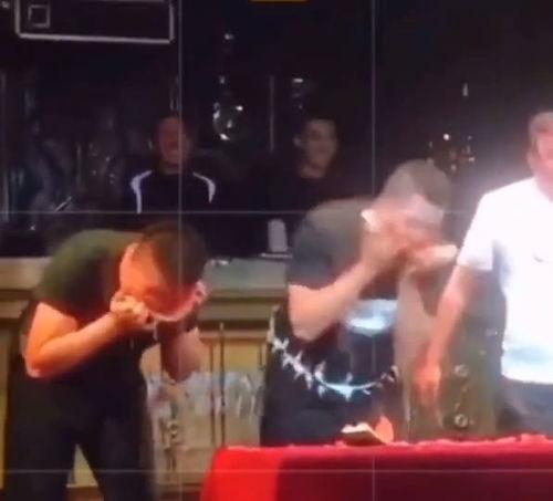 搞笑吃瓜视频大口吃,大口吃瓜，笑料连连