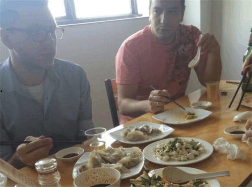 老外吃陕西老碗瓜视频,传统美食魅力征服味蕾